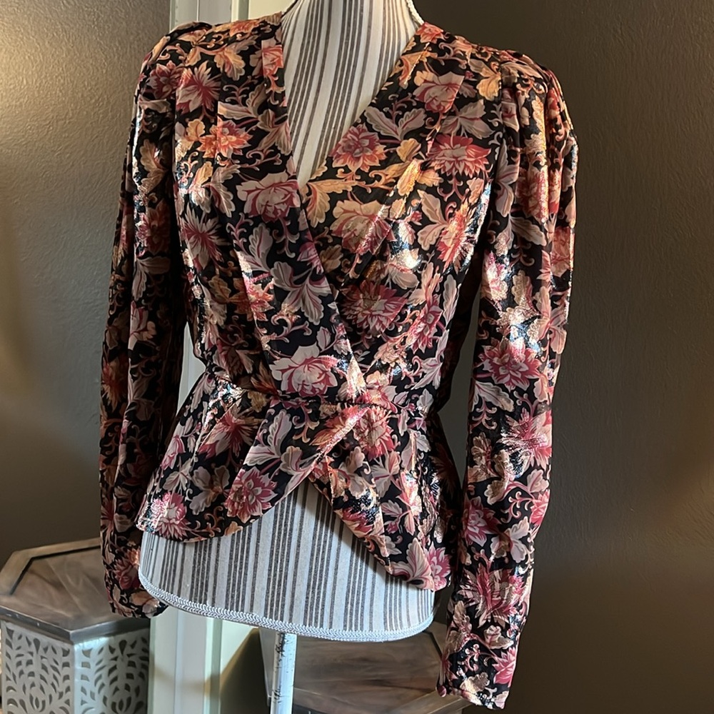 🛑 1 hour sale. NWT Express, Floral Metallic Blouse, small